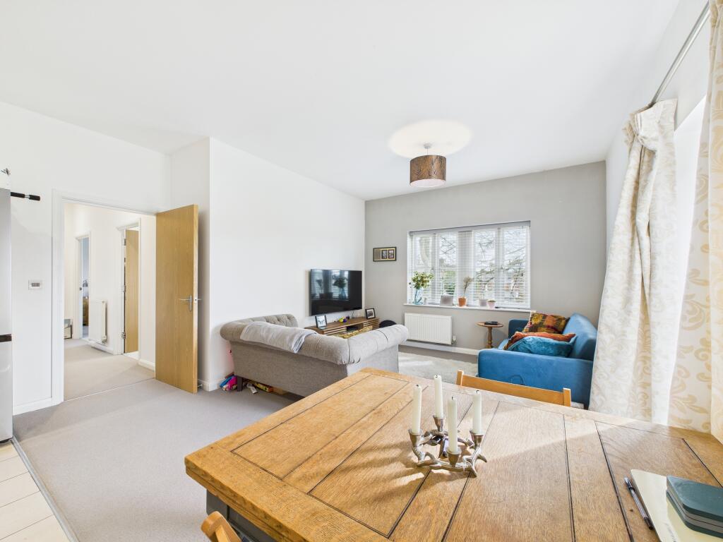 CAM02909G0-PR0353-STILL005