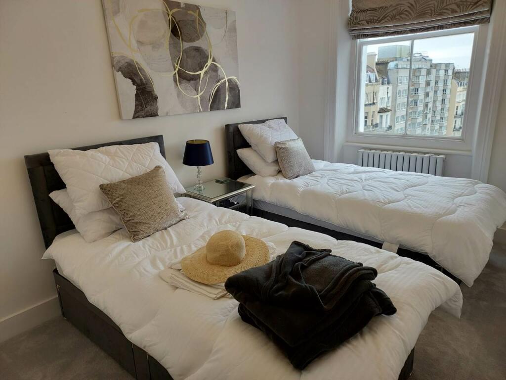 Second bedroom (doub