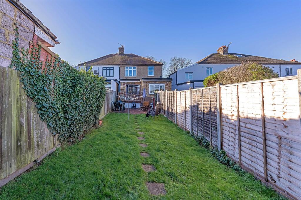 111B Wood Lane Isleworth, TW7-LOW RES-26.jpg