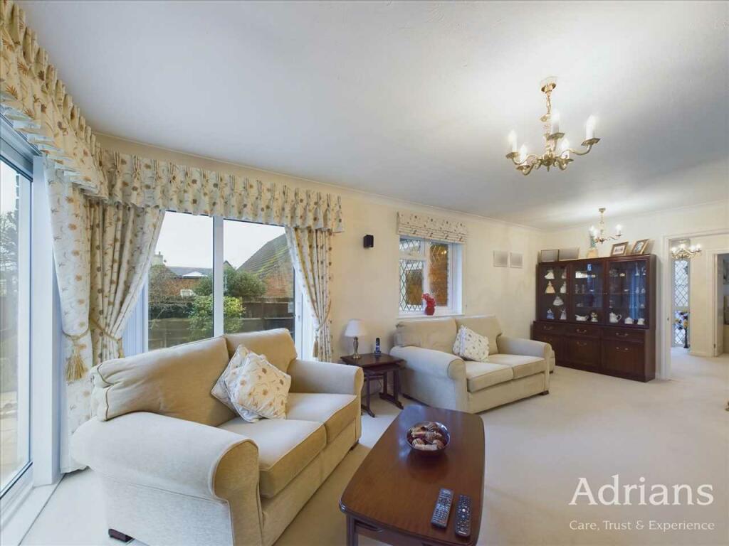 LOUNGE / DINING ROOM