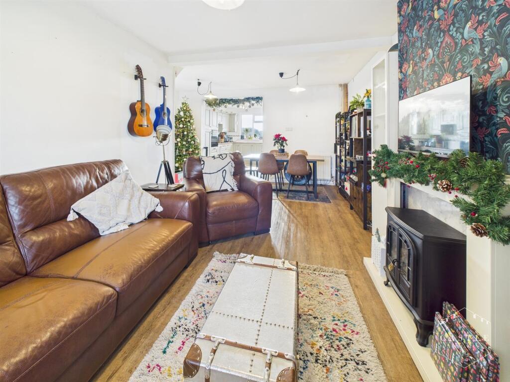 DINING/FAMILY ROOM