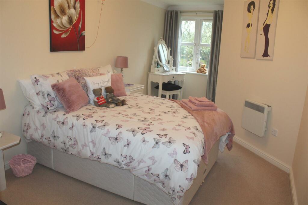 BEDROOM 2
