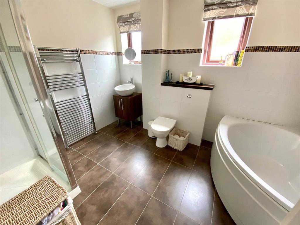 woodward court 14 bathroom.jpg