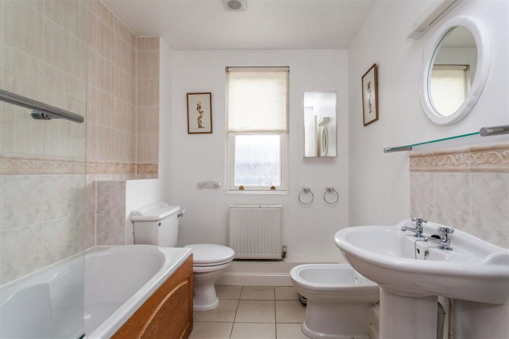 Family Bathroom (1).jpg