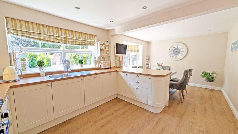 KITCHEN/DINING AREA