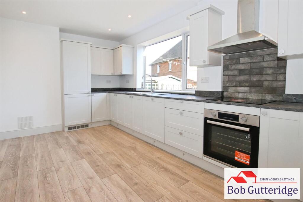 FITTED KITCHEN / DINER