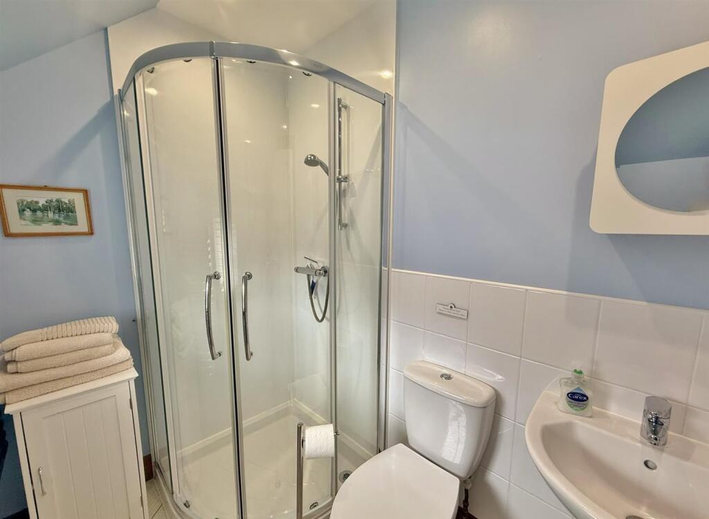 Little Wellingtonia ensuite