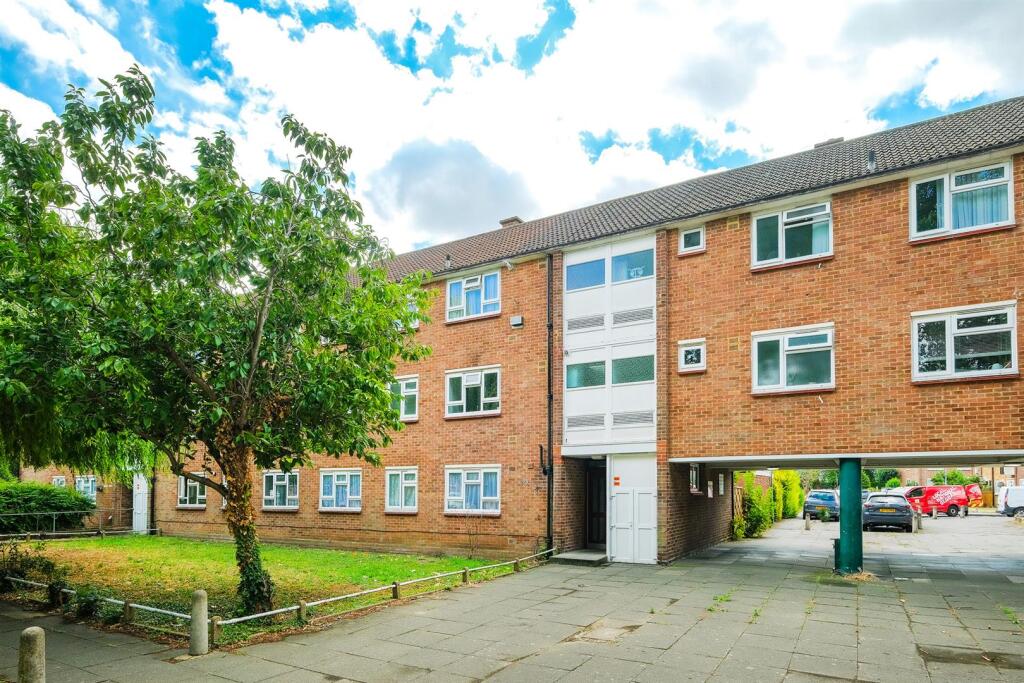 102 Brading Crescent-19_web.jpg