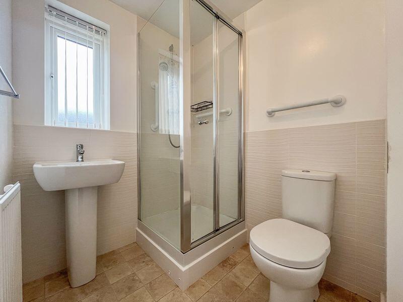 EN-SUITE SHOWER ROOM