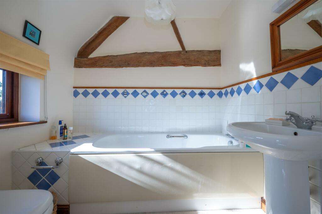 En-Suite Bathroom (Bedroom One)