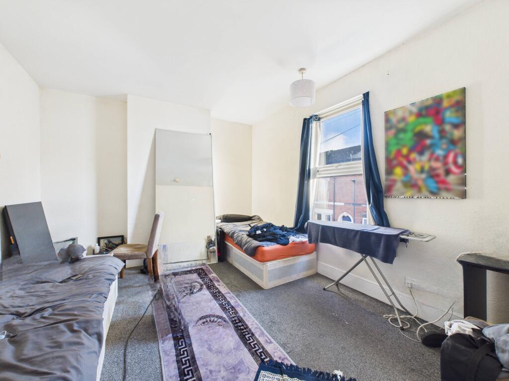 CAM02871G0-PR0690-STILL004