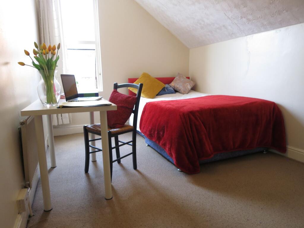 A cozy double bedroom featuring a comfortable b...
