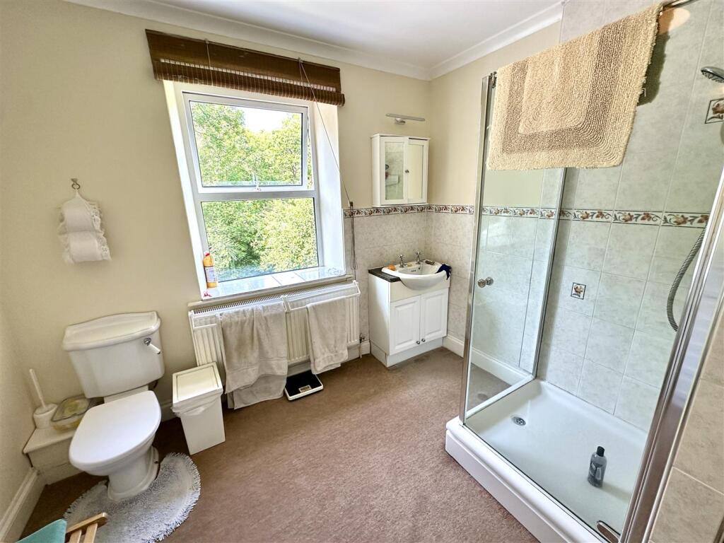 EN-SUITE SHOWER ROOM