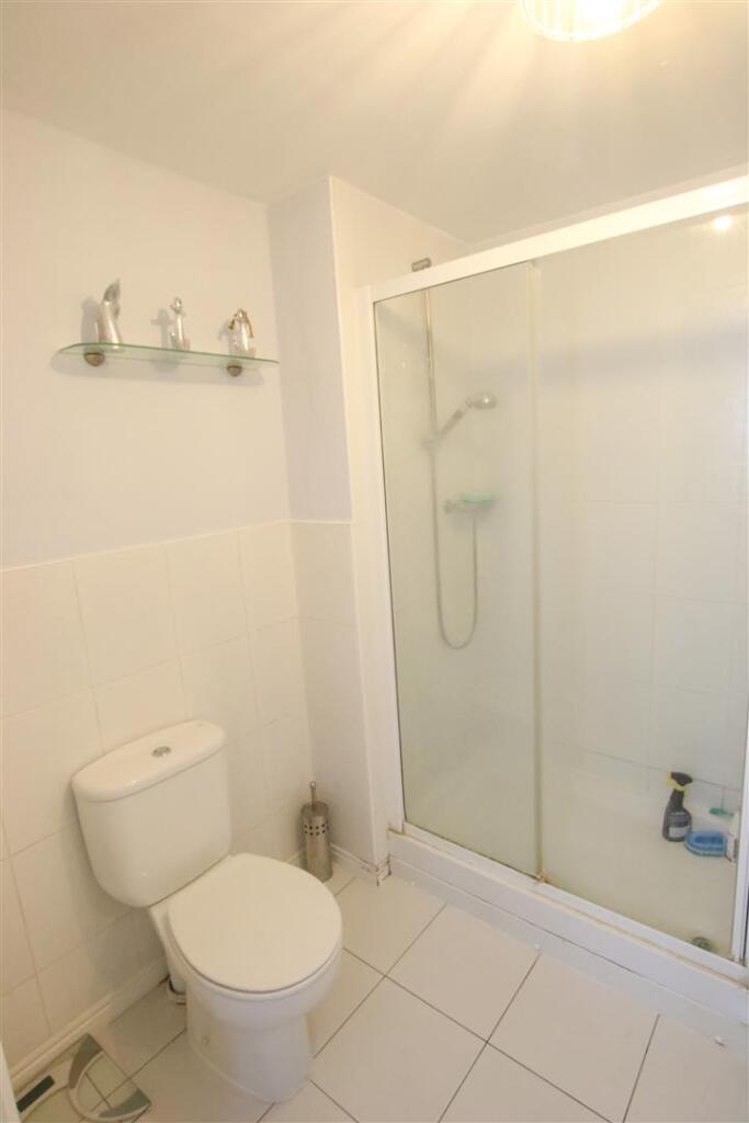 MASTER EN-SUITE SHOWER ROOM