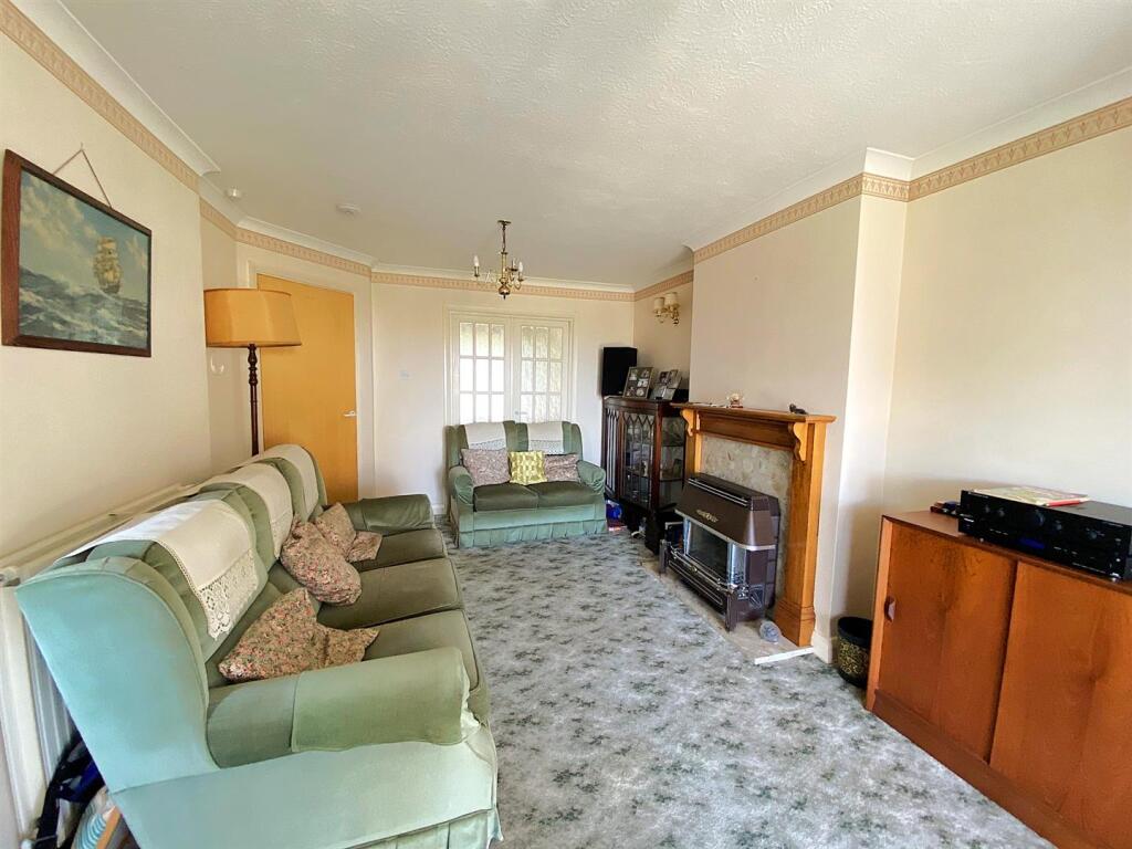 77 Rotherfield Ave - Lounge2.jpg