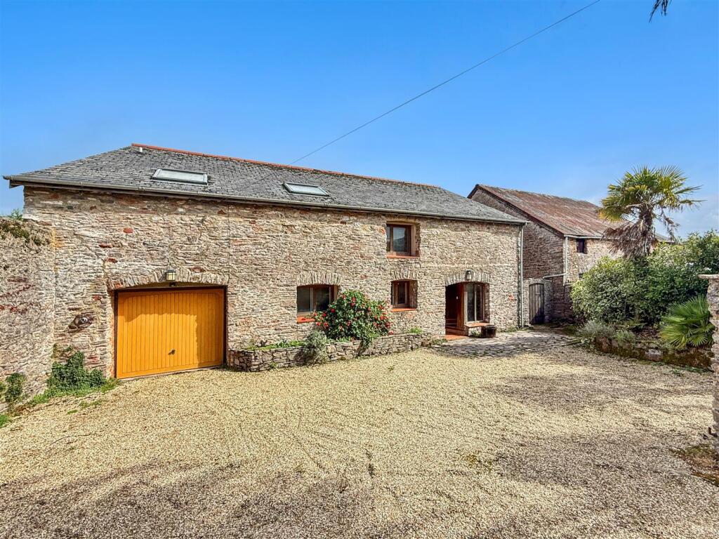 Front Parking Area &amp; Both Barns.JPG