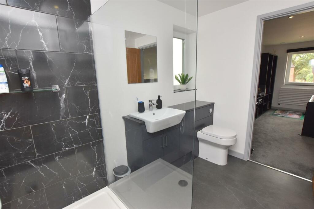 MASTER BEDROOM SUITE