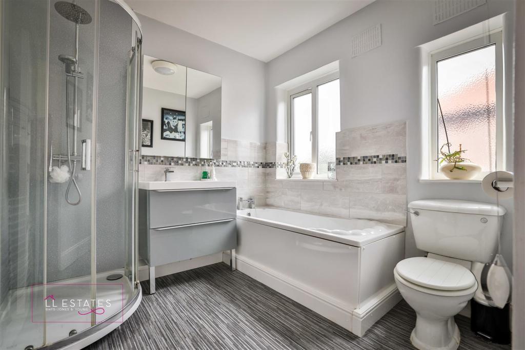 Castle View-22 bathroom.jpg