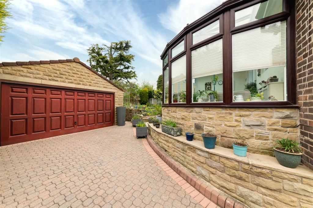 DOUBLE GARAGE