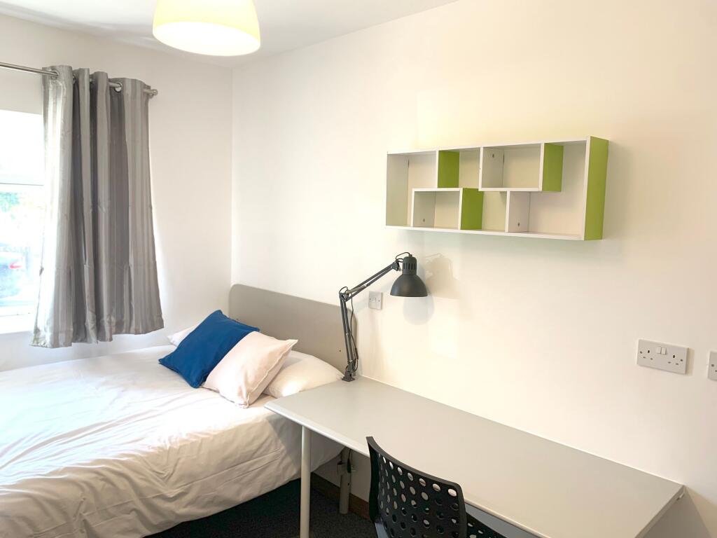 Bright and tidy single bedroom featuring a comf...