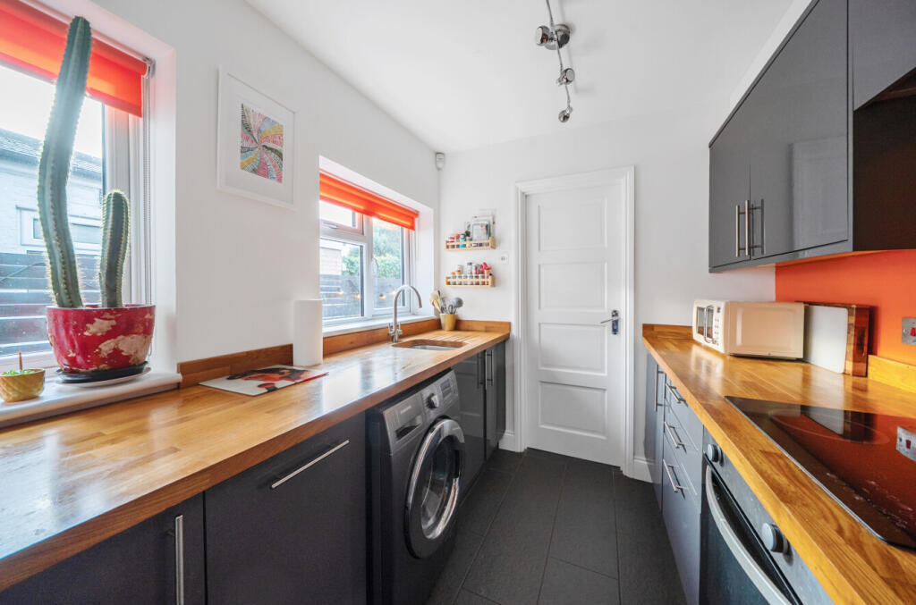 1371611-10-690b69...