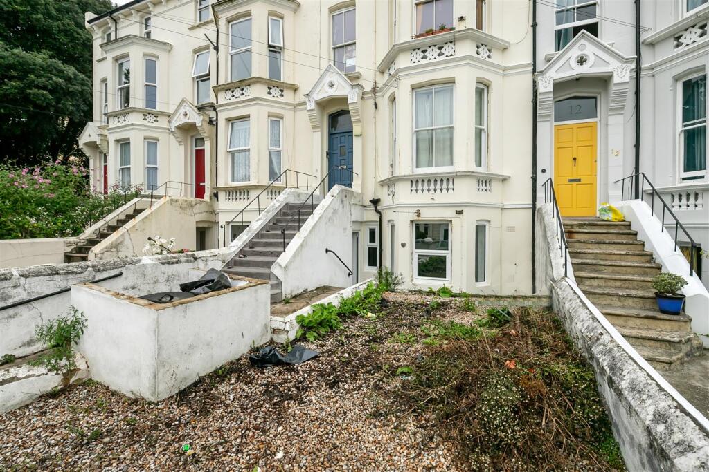 PRIVATE FRONT GARDEN