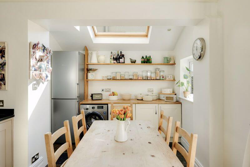 Breakfast/utility area