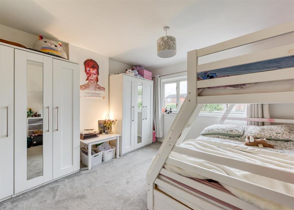18 Charters Avenue-bed2b.jpg