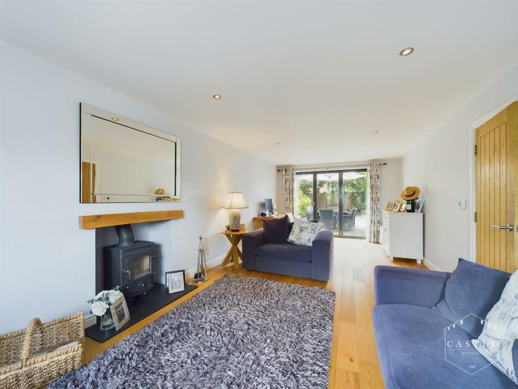 ATTRACTIVE LOUNGE