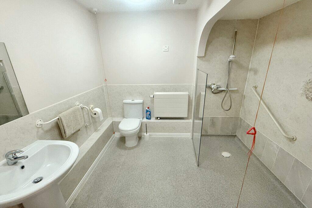 Kingsford Court - Shower Room