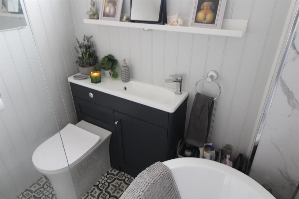 BATHROOM/WC