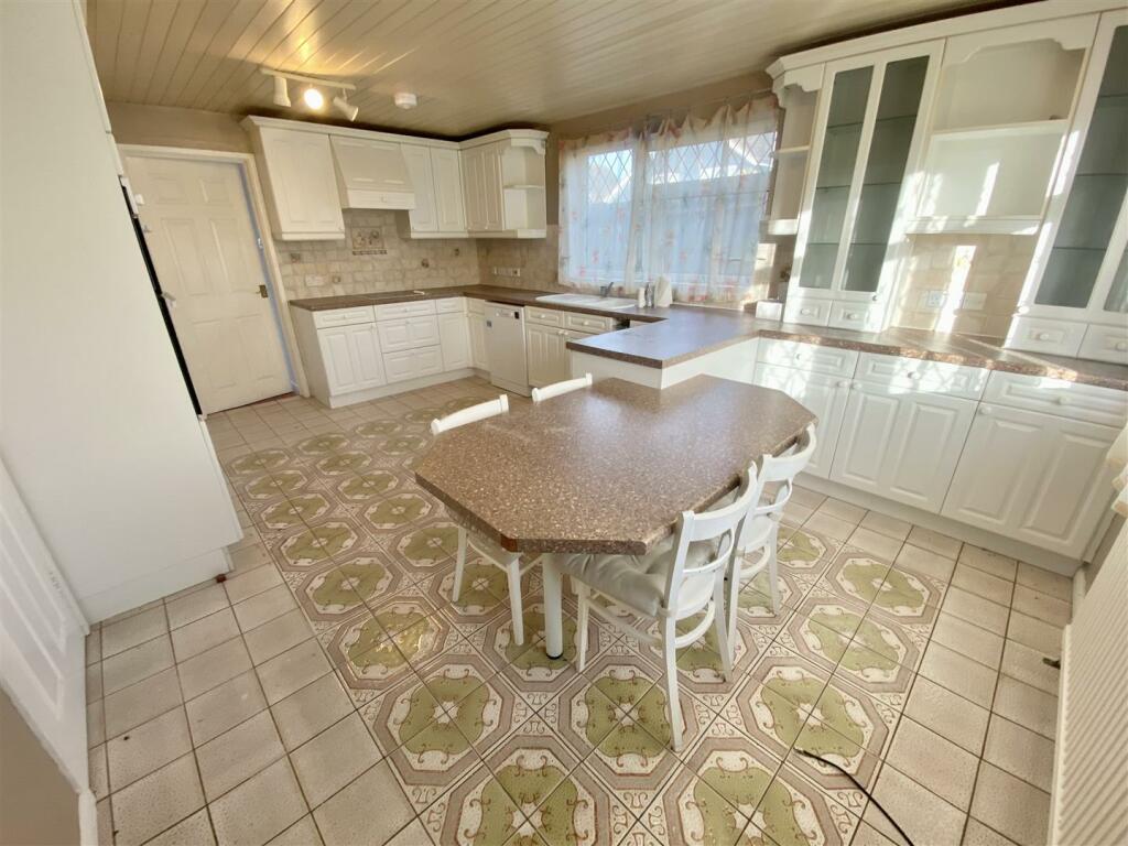 KITCHEN / BREAKFAST ROOM