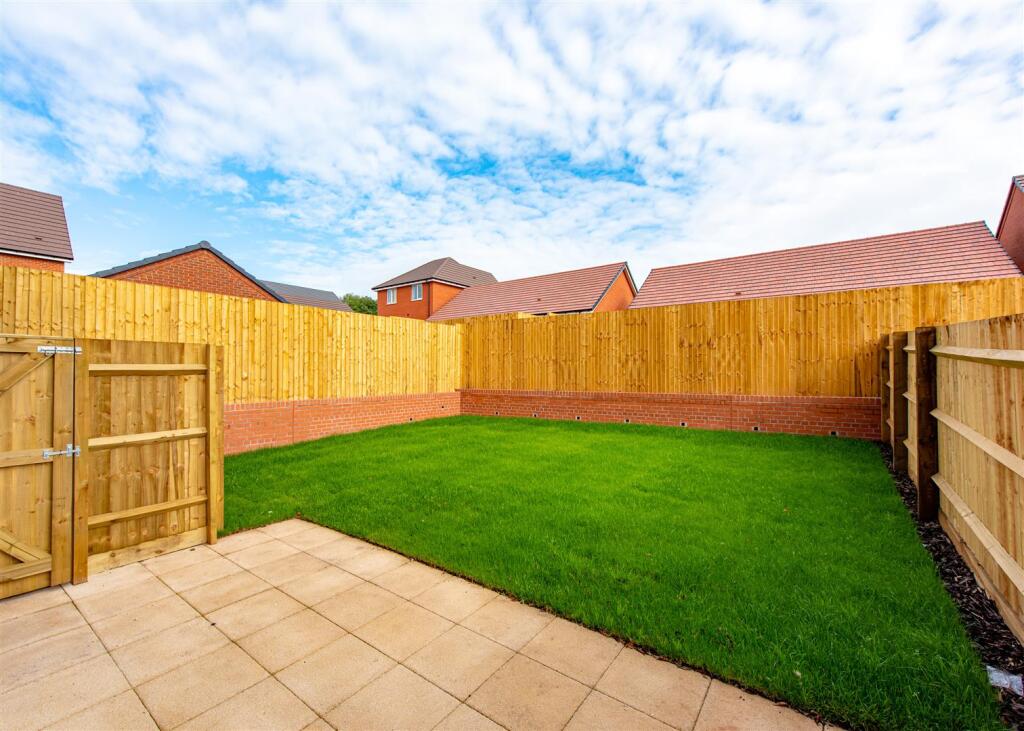 40 Foxglove Way-gdn.jpg