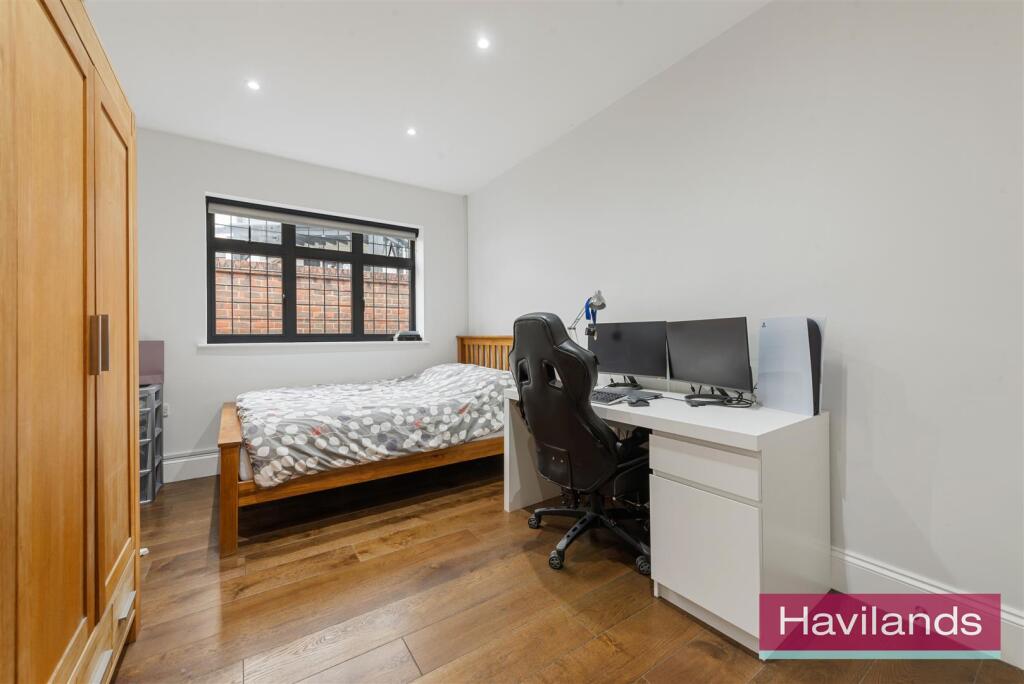 Eversley Crescent-8.jpg