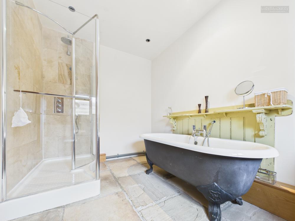 En-Suite To Master Bedroom