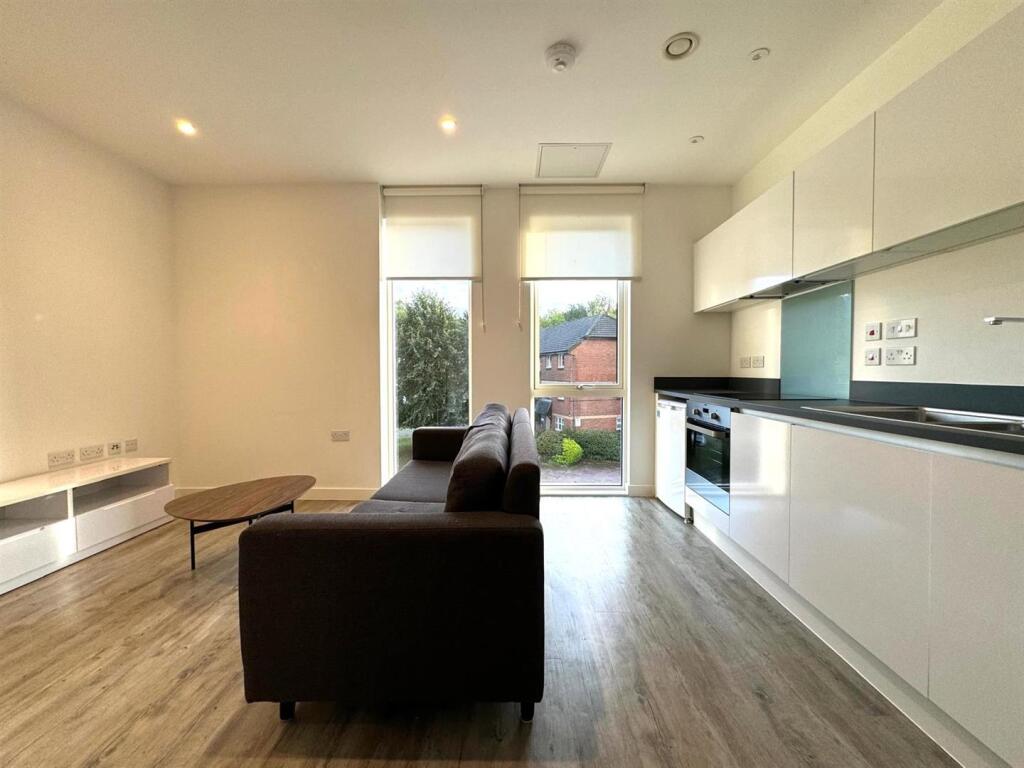 Living Room pic 4.jpeg