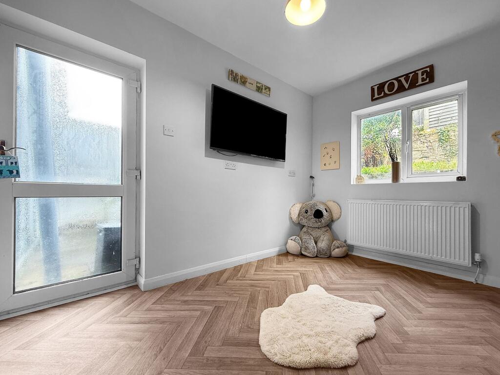 Sitting Room/Bedroom 5