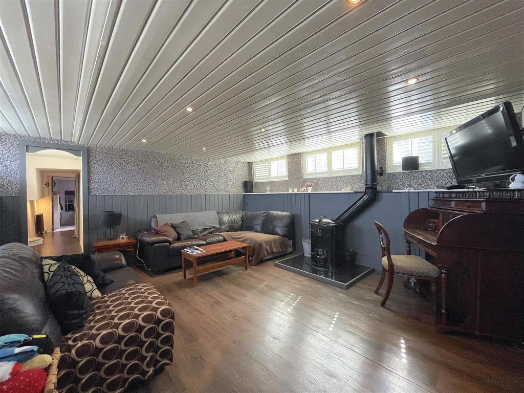 Saloon (2).jpeg