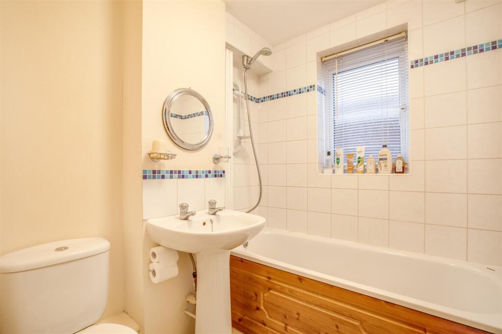 Flat 2, Baxter House, Kitchener Road, HP11 2SA-2.j