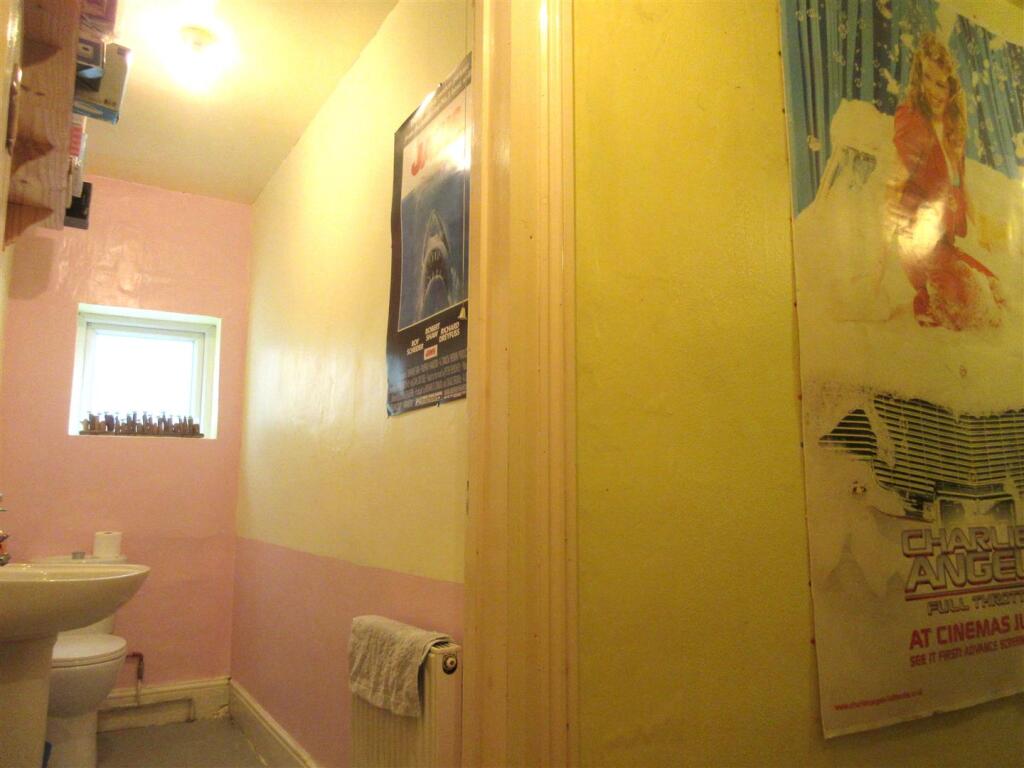 7 Hartshorne Rd Upstairs Toilet.jpg