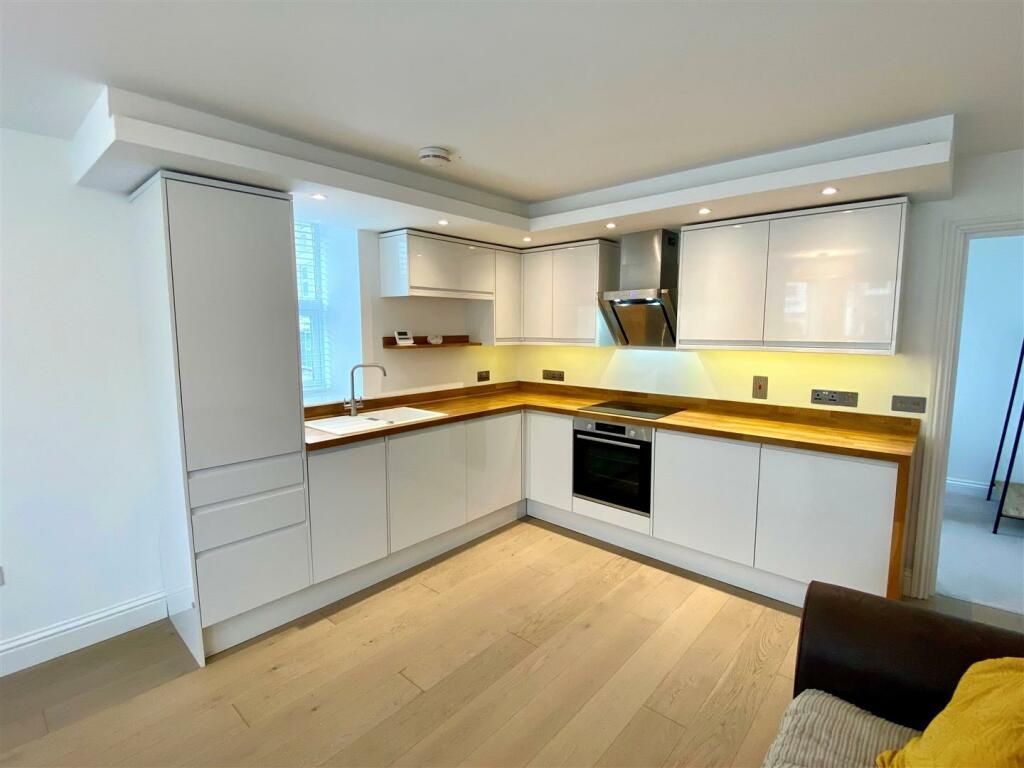 Flat 8, 10-12 Tolcarne Road Kitchen