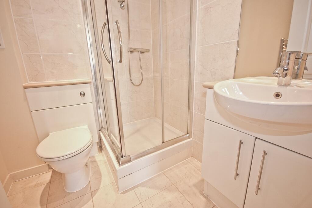 Bathroom 2 (Ensuite)
