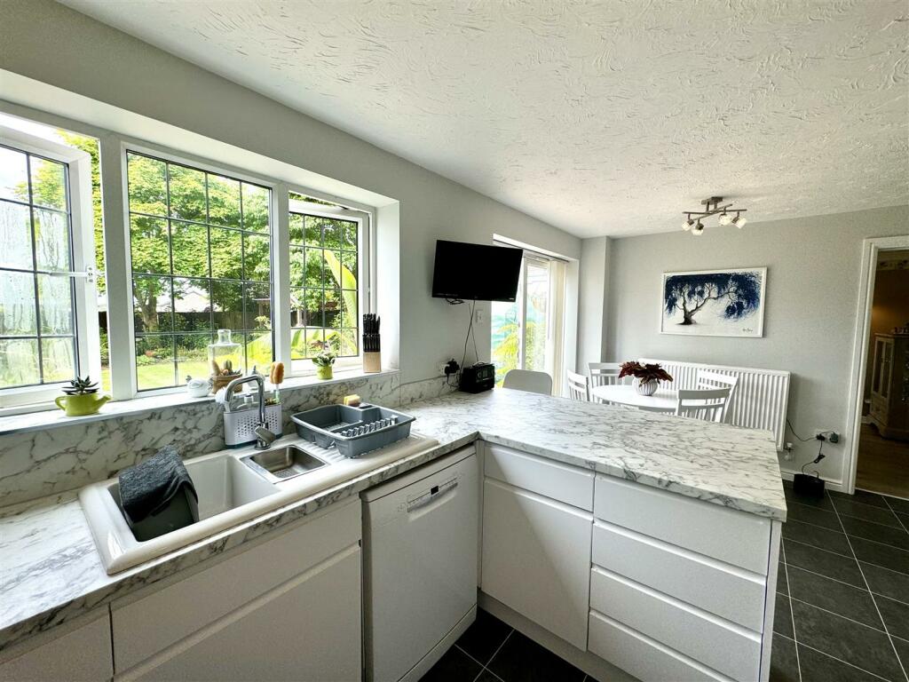 KITCHEN/BREAKFAST ROOM