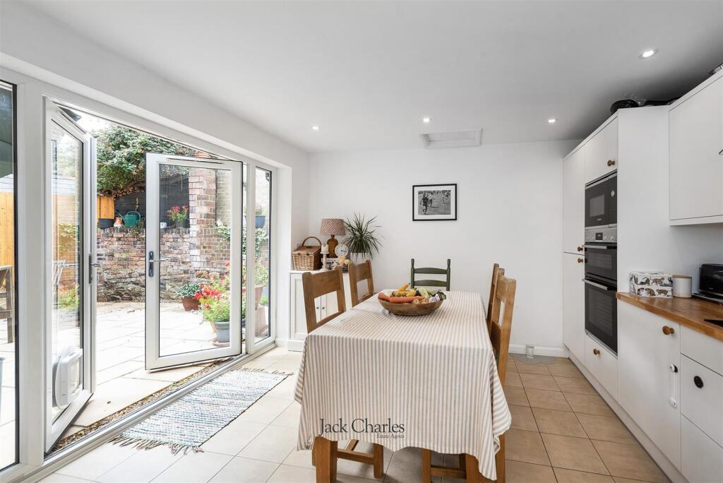 61 Shipbourne Rd, TN10 3DX 006.jpg