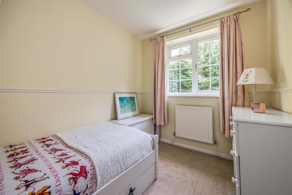 6 Mallow Close, Purbrook-Small-PorticoMarketing-Ne