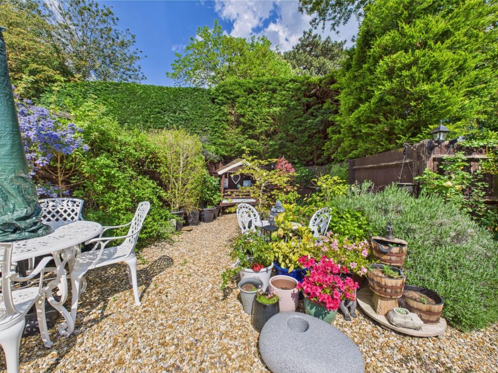 20. CAM04922G0-PR0020-STILL021