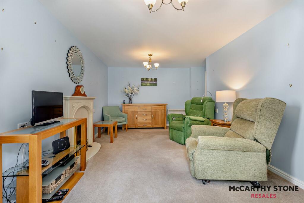 LIVING ROOM: