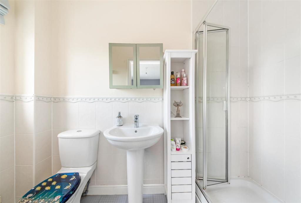 EN-SUITE SHOWER ROOM