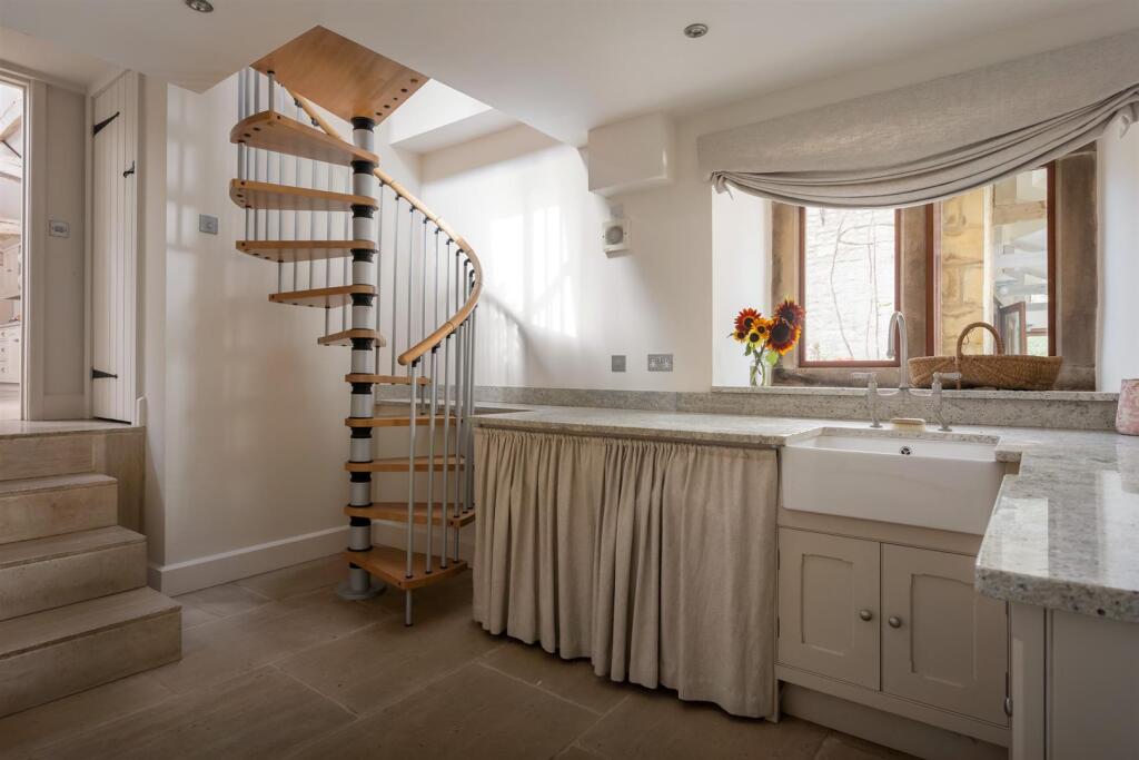 65 - High Barn - GL6 0QA - Web.jpg