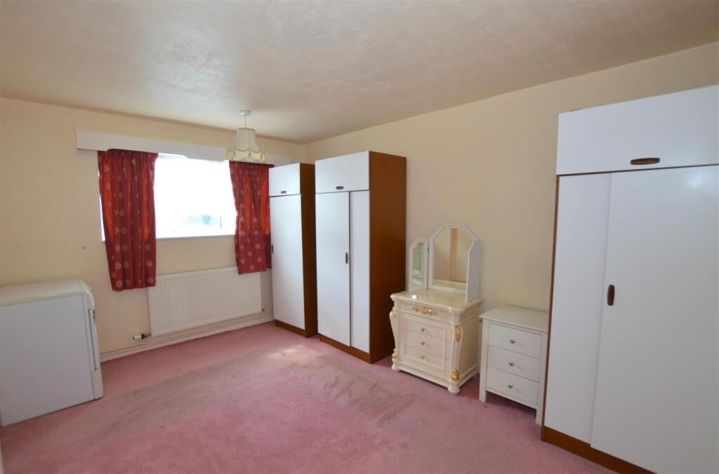 172 Whitton Dene bed1.JPG